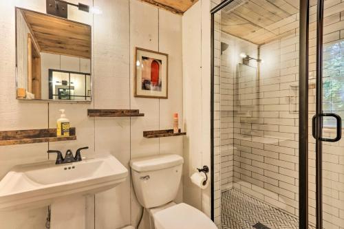 Imagen de la galería de Rustic-Chic Home with Decks Pool and Lake Access, en Otis