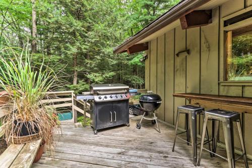 Imagen de la galería de Rustic-Chic Home with Decks Pool and Lake Access, en Otis