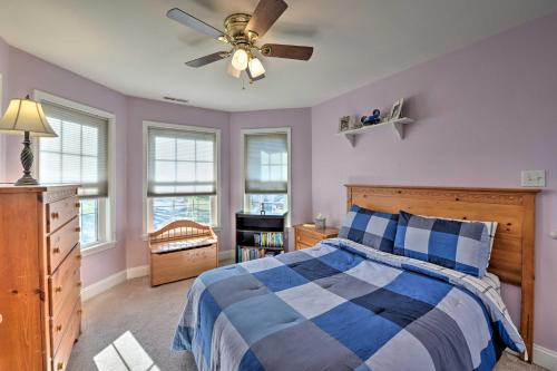 ein Schlafzimmer mit einem Bett und einem Deckenventilator in der Unterkunft Cape May Getaway with Private Deck and Hot Tub! in Rio Grande