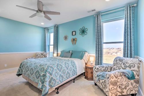 1 dormitorio con paredes azules, 1 cama y 1 silla en All-Encompassing Brighton Family Home!, en Brighton