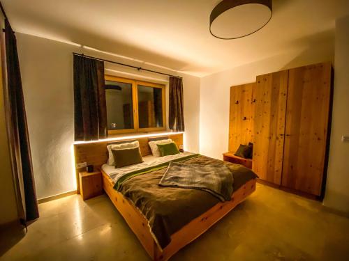 a bedroom with a bed and a window in it at Ferienvilla Joachimsberg mit Swimspa und Sauna in Wienerbruck