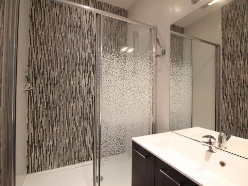 une salle de bain avec douche et lavabo dans l'établissement Bel appartement T2 rénové avec wifi au centre du Mont-Dore, proche des Thermes et pistes - FR-1-608-181, à Le Mont-Dore