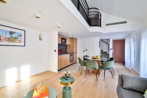 un salon et une salle à manger avec une table et des chaises dans l'établissement 43 Mezzanine 5Pers Madeleine Gallerie La Fayette, à Paris