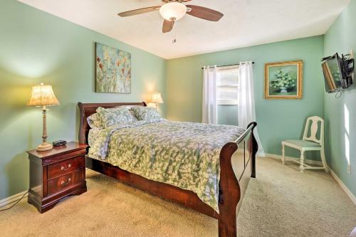 מיטה או מיטות בחדר ב-Holiday Island Home Hot Tub and Wood Stove!
