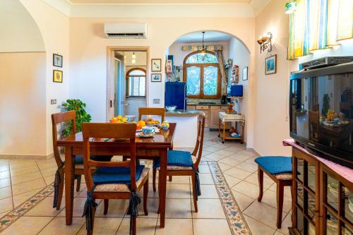 - une salle à manger avec une table et des chaises dans l'établissement La Sovrana, à Praiano