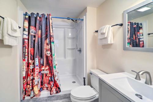 ein Bad mit einem WC und einem Duschvorhang in der Unterkunft Sugar Top Condo with Heated Pool and Mtn Views! in Sugar Mountain