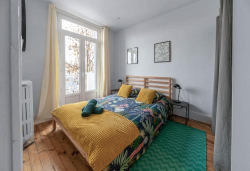 une chambre avec un lit et une fenêtre dans l'établissement Résidence Celestins - Appartements centre avec parking, à Vichy