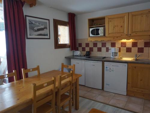 une cuisine avec une table en bois et une salle à manger dans l'établissement Location Appartement 3 Pièces 6 Pers à Orcières - Proche Pistes et Commodités, Animaux Acceptés - FR-1-636-190, à Orcières