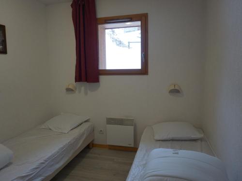 deux lits dans une chambre avec une fenêtre dans l'établissement Location Appartement 3 Pièces 6 Pers à Orcières - Proche Pistes et Commodités, Animaux Acceptés - FR-1-636-190, à Orcières