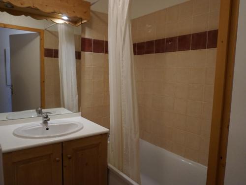 une salle de bain avec un lavabo et une baignoire dans l'établissement Location Appartement 3 Pièces 6 Pers à Orcières - Proche Pistes et Commodités, Animaux Acceptés - FR-1-636-190, à Orcières