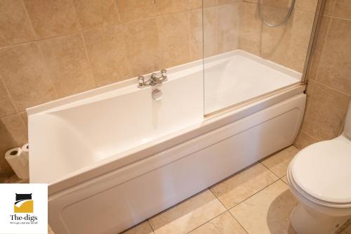 uma banheira branca na casa de banho com WC em 2 Bedrooms with 4 beds - sleeps 6 em Sunderland