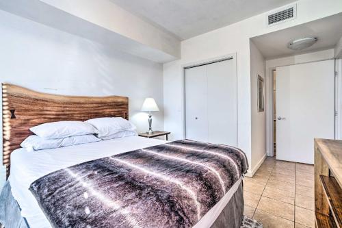 - une chambre avec un grand lit et une tête de lit en bois dans l'établissement Resort-Style Condo with Lake Chelan and Mtn Views, à Chelan