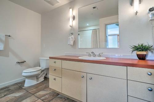 La salle de bains est pourvue d'un lavabo et de toilettes. dans l'établissement Resort-Style Condo with Lake Chelan and Mtn Views, à Chelan