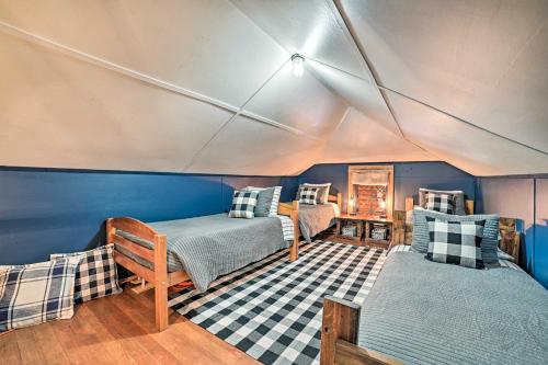 Zimmer mit 2 Betten und einem Sofa in einem Zelt in der Unterkunft Diamond Lake Waterfront Cabin with Deck and Dock! in Tustin