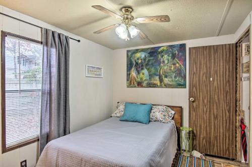 una camera con letto e ventilatore a soffitto di Lake-View Getaway in Sherrills Ford with Deck! a Denver