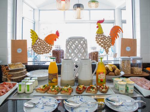 uma mesa com pratos e garrafas de bebidas em Résidence Pierre & Vacances Les Bulles de Mer em Saint-Cyprien