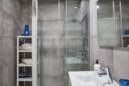 y baño con ducha y lavamanos. en Nice apartment near the beach - Monte Gordo en Monte Gordo