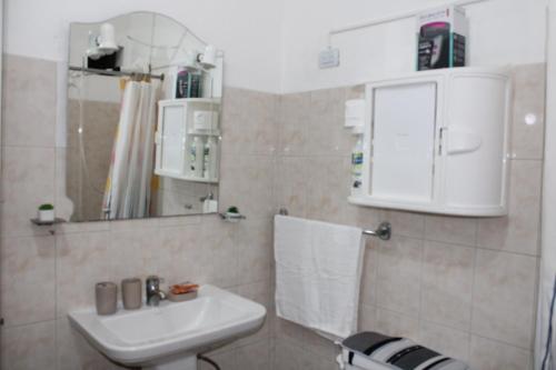 a bathroom with a sink and a mirror at Apartamentos VBERMOR in Santo Domingo