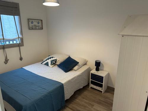 - une petite chambre avec un lit et une fenêtre dans l'établissement 2 Pieces acces Mer et Thalasso, à Cabourg