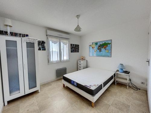 Postel nebo postele na pokoji v ubytování Appartement Jullouville, 3 pièces, 4 personnes - FR-1-361-91