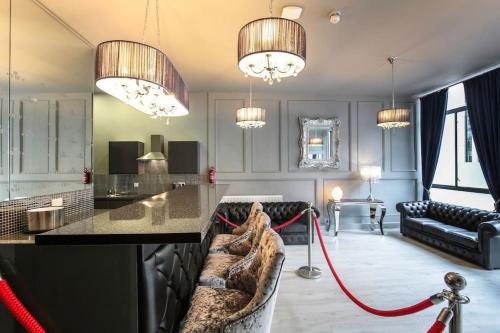 Χώρος καθιστικού στο The V.I.P Suite - Sleeps 24! Best for large groups