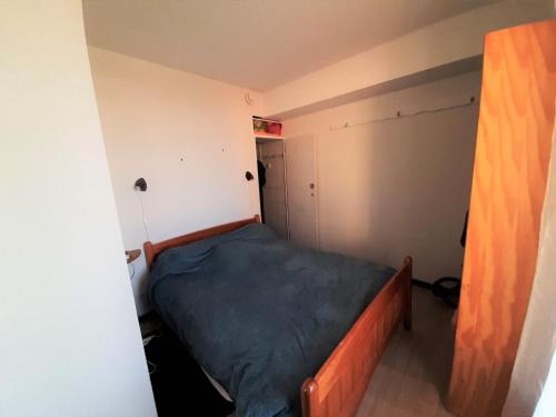 une petite chambre avec un lit dans une pièce dans l'établissement Appartement Rénové Face au Parc Aquatique, Proche Plages et Commerces, Parking Privé - FR-1-239-107, à Seignosse