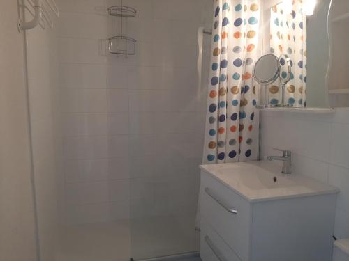 une salle de bain blanche avec un lavabo et une douche dans l'établissement Appartement rénové près de la plage, balcon SUD, quartier animé, parking gratuit - FR-1-239-114, à Seignosse