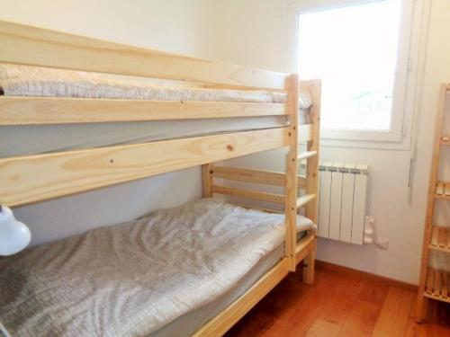 quelques lits superposés dans une chambre dans l'établissement Duplex T4 à Arcachon: Terrasse, WiFi, Parking, à 150m de la Plage - FR-1-374-22, à Arcachon