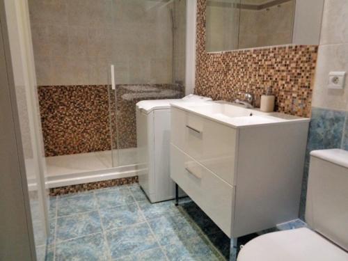 une salle de bain avec toilettes, lavabo et douche dans l'établissement Duplex T4 à Arcachon: Terrasse, WiFi, Parking, à 150m de la Plage - FR-1-374-22, à Arcachon