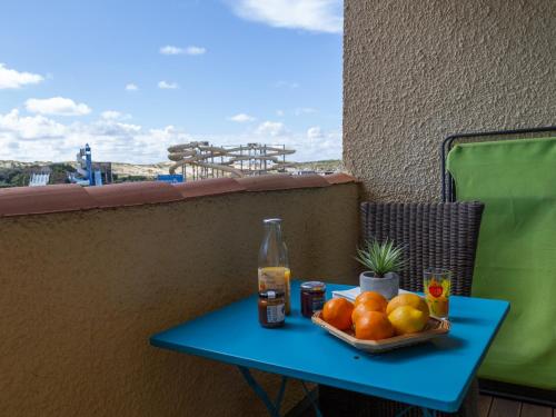 - un plateau de fruits sur une table sur un balcon dans l'établissement Studio rénové face à la dune, proche plage et commerces, idéal pour 2 personnes - FR-1-239-150, à Seignosse