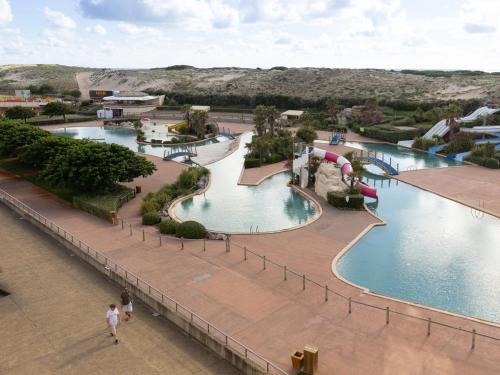 une vue d'une piscine dans un complexe hôtelier dans l'établissement Studio rénové face à la dune, proche plage et commerces, idéal pour 2 personnes - FR-1-239-150, à Seignosse