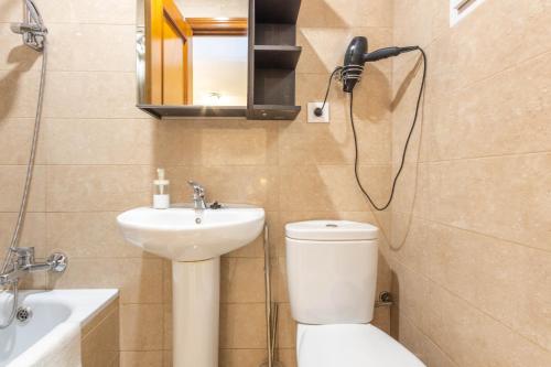 セビリアにあるApartamento Jardines de Murilloのバスルーム(トイレ、洗面台、シャワー付)