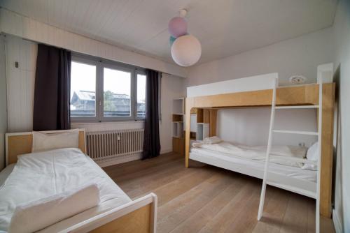 een slaapkamer met 2 stapelbedden en een raam bij Residence du Brevent in Chamonix-Mont-Blanc