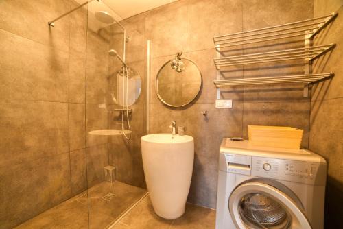 een badkamer met een wasmachine en een wastafel bij Residence du Brevent in Chamonix-Mont-Blanc