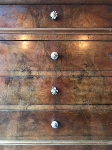 a wooden chest of drawers with flowers on it at Les Trigones du Causse -Maison atypique avec Piscine Privée in Saint-Martin-Labouval