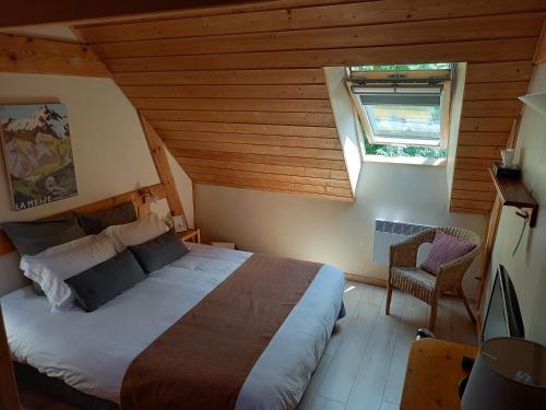 een slaapkamer met een groot bed op zolder bij Hotel Auberge Edelweiss in La Grave