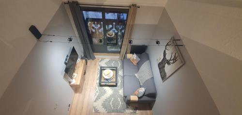 vista sul soffitto di un soggiorno con divano di Duplex Aiguille du midi CHAMONIX a Chamonix-Mont-Blanc