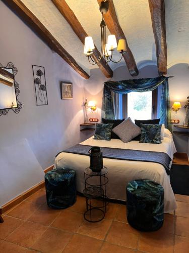 een slaapkamer met een bed met twee zwarte vuilnisbakken bij El Molí de Pontons suites con jacuzzi spa in Pontons