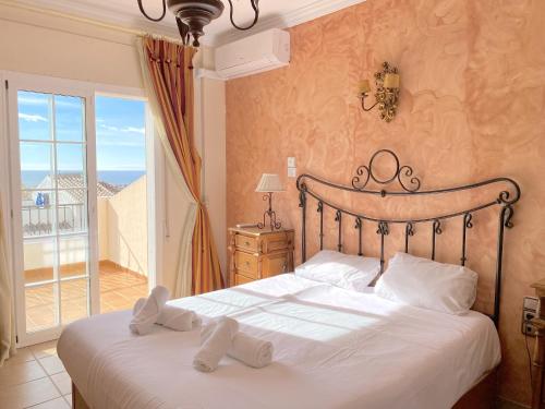 Postel nebo postele na pokoji v ubytování Villa Mirto Private Pool Casasol