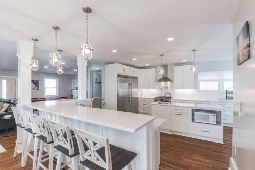 Η κουζίνα ή μικρή κουζίνα στο Unit 2 Beach block Sleeps 20 Ocean Views