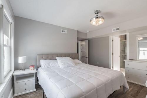Ένα ή περισσότερα κρεβάτια σε δωμάτιο στο Unit 2 Beach block Sleeps 20 Ocean Views