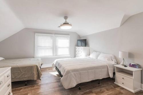 Ένα ή περισσότερα κρεβάτια σε δωμάτιο στο Unit 2 Beach block Sleeps 20 Ocean Views