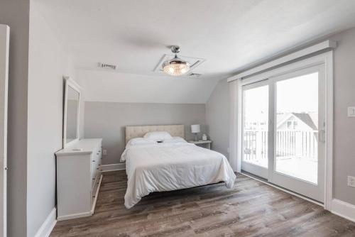 Ένα ή περισσότερα κρεβάτια σε δωμάτιο στο Unit 2 Beach block Sleeps 20 Ocean Views
