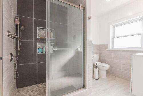 Ένα μπάνιο στο Unit 2 Beach block Sleeps 20 Ocean Views