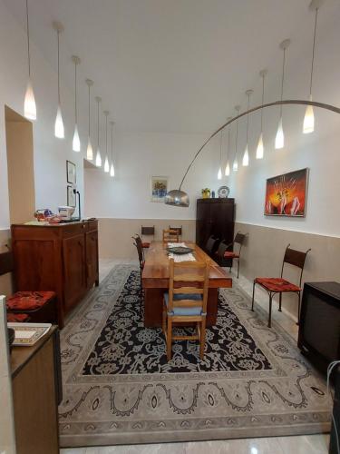 uma sala de jantar com mesa e cadeiras em Riad La Villa & Spa em El Jadida