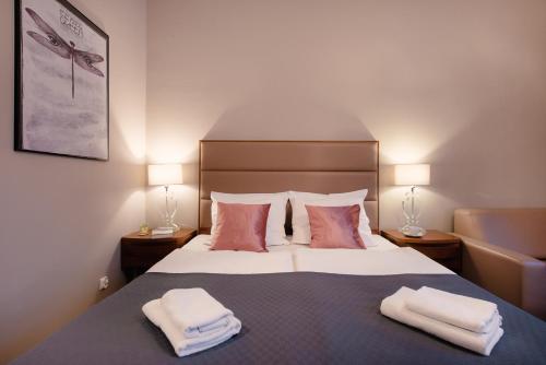 sypialnia z łóżkiem z dwoma ręcznikami w obiekcie Aparthotel Old Town w Krakowie