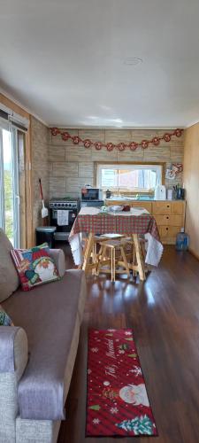 een woonkamer met een bank en een tafel bij Cabañas Sierra Dorotea in Puerto Natales