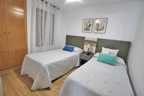 Ліжко або ліжка в номері Apartamento Europa Primera linea de Playa Guardamar