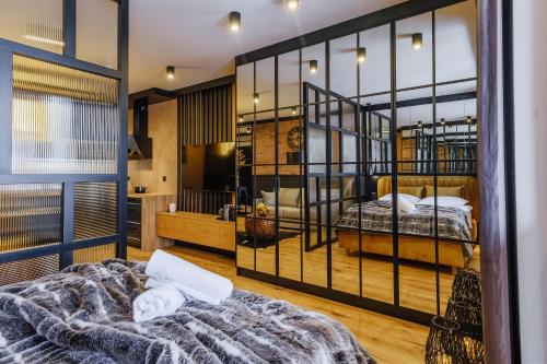 a bedroom with two bunk beds in a room at APARTAMENT CHICAGO - stylowy apartament z KLIMATYZACJĄ o bardzo wysokim standardzie w centrum miasta, z prywatnym zadaszonym parkingiem - IZBY PODHALAŃSKIE in Nowy Targ