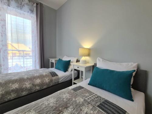 Postelja oz. postelje v sobi nastanitve APARTAMENTY "LA VILLA SUPERIOR II" z dwoma sypialniami, balkonem i parkingiem